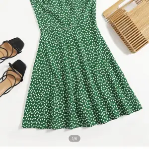 En grön klänning från shein super fin till sommaren 💕köpte för 120kr