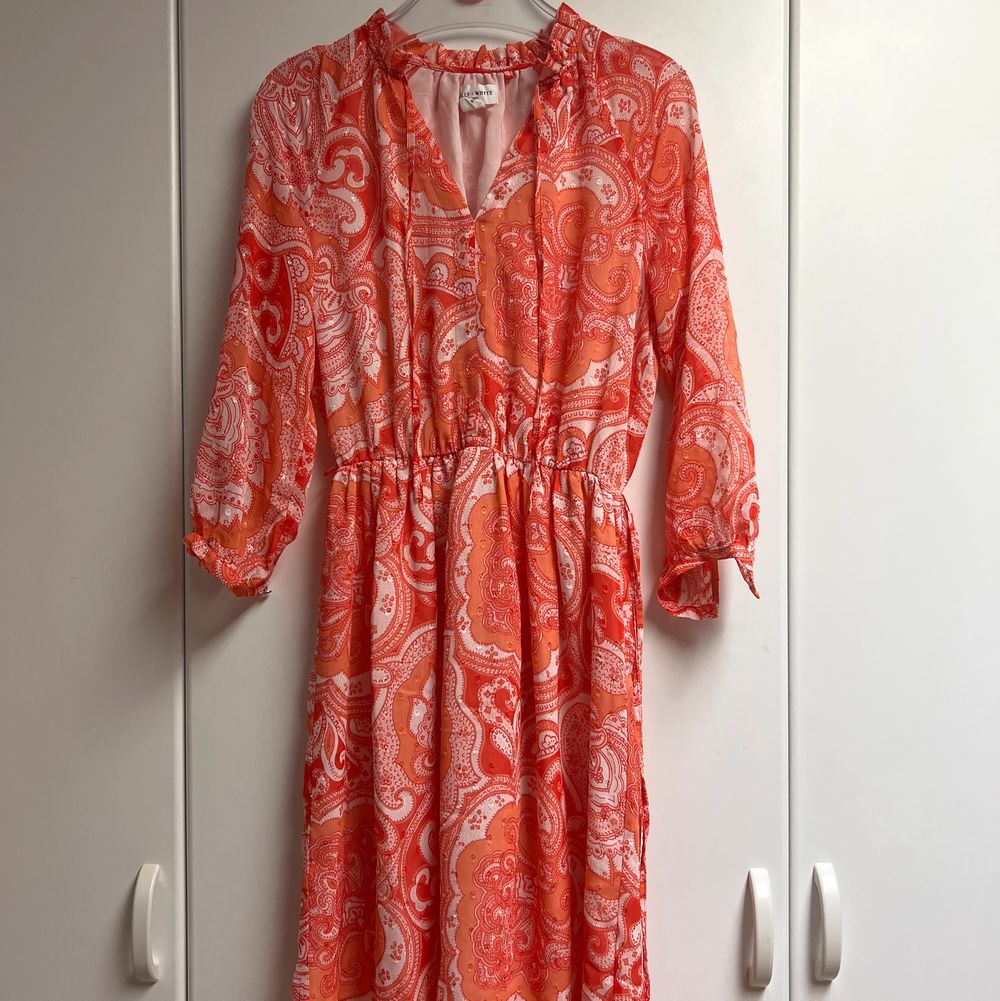 Klänning med orange-rött paisley mönster från Lindex (Holly & White) 🍊🍎 Har snören som knyts runt modjan och vid kragen. Aldrig använd 😊. Klänningar.