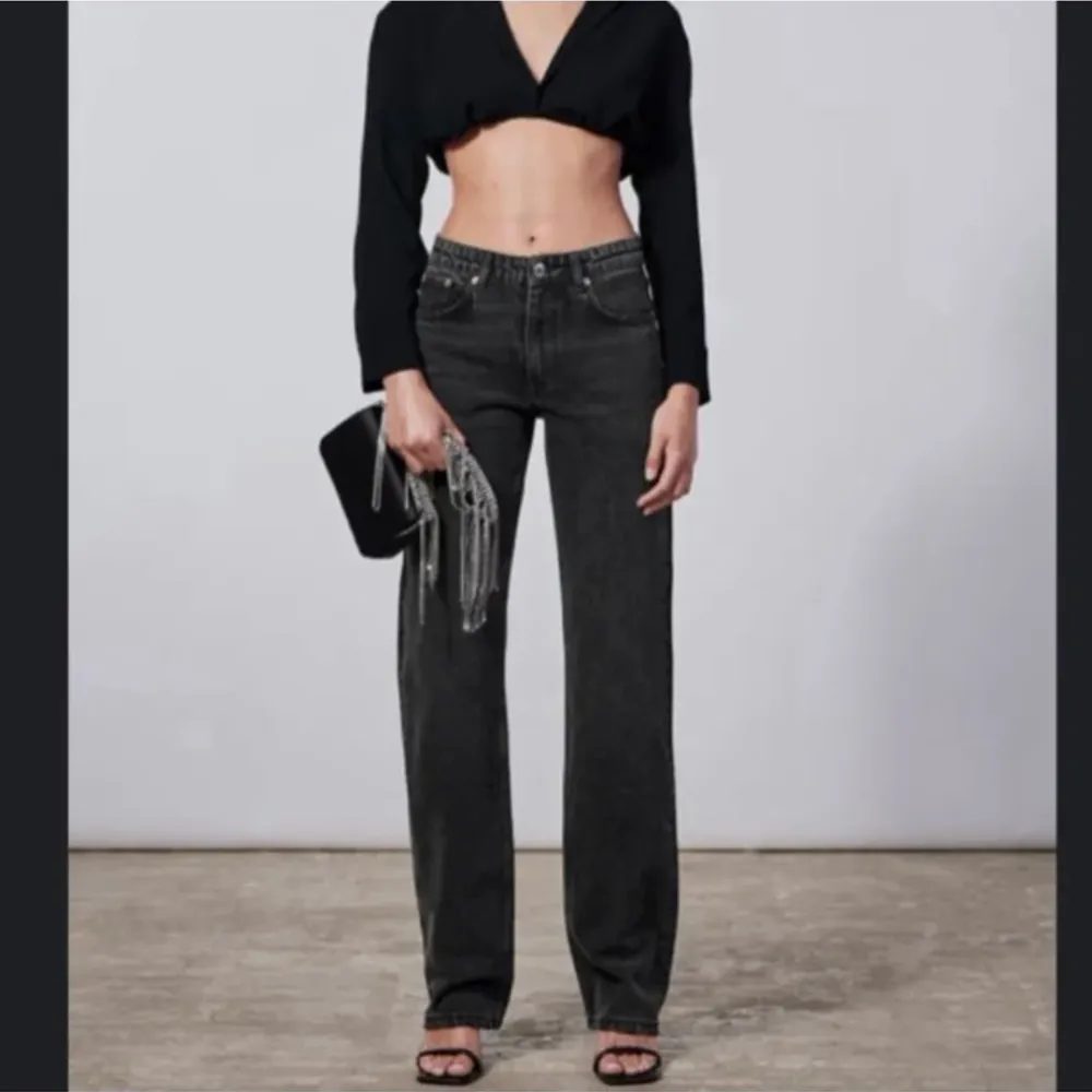 Säljer dessa slutsålda svarta jeans från Zara. Köpte fel storlek så dom är använda Max tre gånger. Sitter perfekt på längden för mig som är 174. Skriv ifall du har nån fråga❤️. Jeans & Byxor.