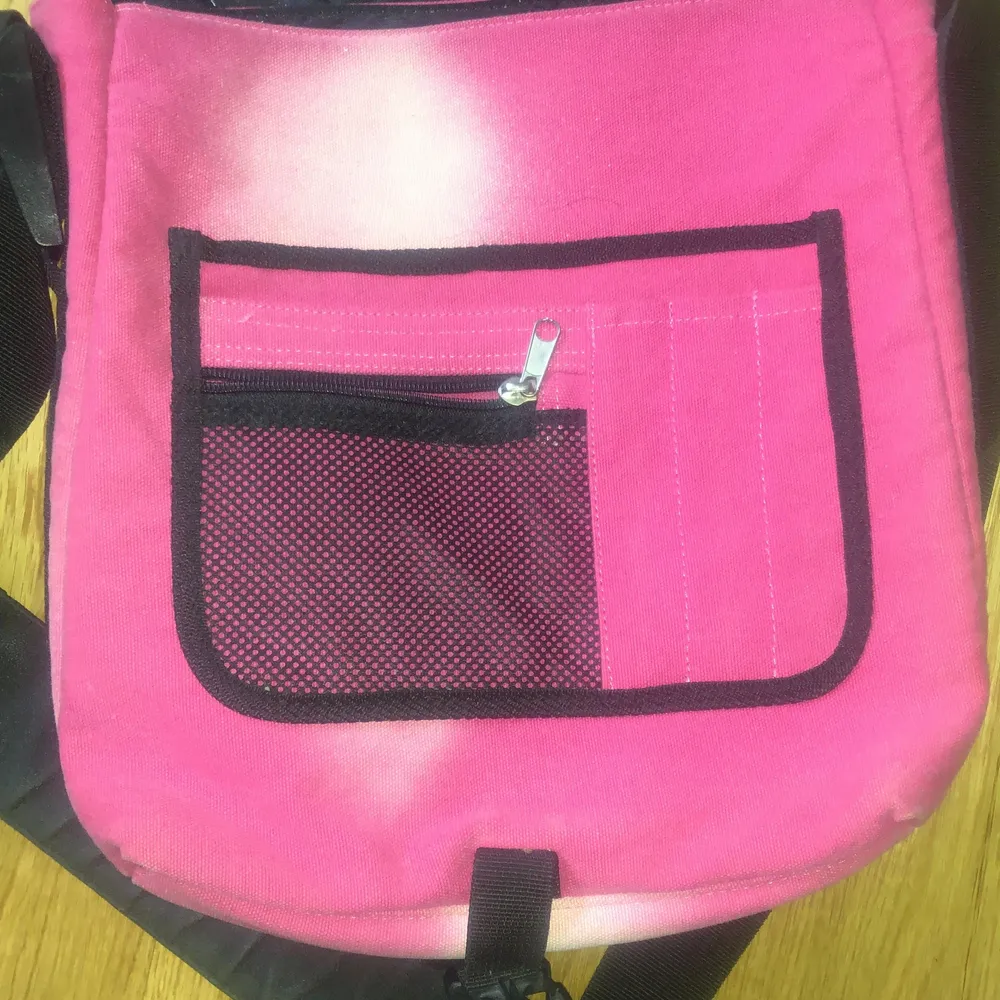 Sååå fin väska men har dessvärre för många:( funkar ihop med dator perfekt bästa skolväskan som finns! . Väskor.