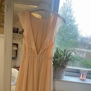 Balklänning - Säljer denna super vackra balklänning med öppen rygg. Använd endast en gång❤️ nypris: 600