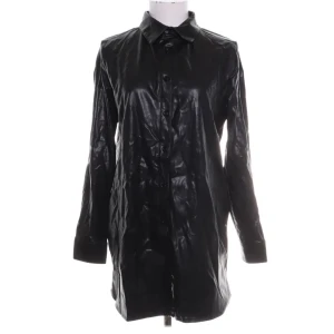 Kappa i skinnimitation  - Jättefin kappa i skinnimitation från nakd i stolek 34 (men passar även mig som har 36) 🦋 passar perfekt nu till våren! hör av er vid minsta intresse eller funderingar!💕 skriv till mig innan ni klickar på köp nu 