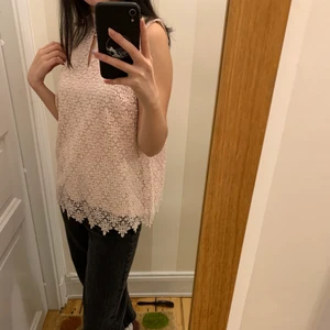 Rosa blus i spets - Supergullig rosa blus i spets. Helt oanvänd och otroligt skönt material att ha på sommaren. Färgen är mot det gammalrosa hållet men blusen i sig är snygg och modern. Storleken är för stor på mig och skulle passa M/L.                                                                             Skick: Nyskick