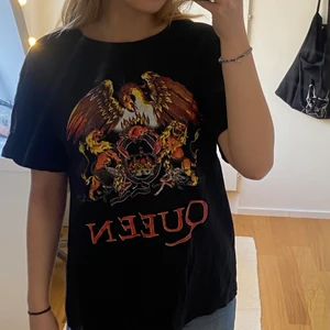 Queen Merch - Säljer min officiella queen merch (köpt på blue fox i Stockholm) då den inte alls kommit till användning. Den är i nyskick och är suuuper skön!😊 Köpare står för frakt, eller så kan jag mötas upp i Västerås:))