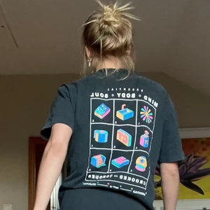 T-shirt Crooked Tongues - T-shirt med tryck fram och bak. 