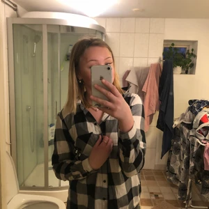 Inget - Strög skjorta från H&M~ Storlek xxs~ pris 30kr~ köparen står för frakten~ får se vad frakten blir när jag vägt paketet~