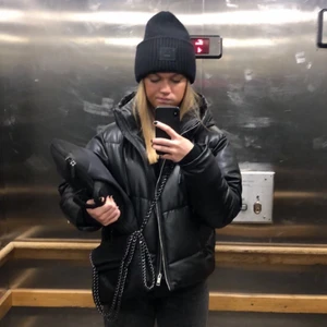 Svart jacka  - En svart jacka ifrån Zara, väldigt fint skick då den inte används så mycket.🖤 Kolla gärna in mina andra annonser💕