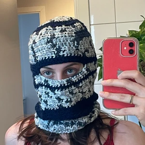 balaklava balaclava over size  - ✨ Alla betalningar via swish ✨ alla priser inkluderar frakt inom sverige  allt är handgjort av mig personligen,   🦋kontakt mig här om något går sönder så lagar/fixar jag det gratis 🦋   material: ull/akryl  passform: s/m/l 