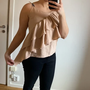 Topp från HM - Fin topp med vågor i detaljer i stolek 40 
