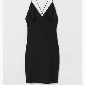Kort klänning  - Kort klänning med öppen rygg från hm, väldigt stretchigt material passa även på xs, aldrig använd lappen finns kvar på!