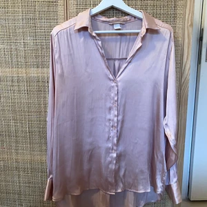 Satinblus  - Väldigt fin satinblus från H&M i storlek 38. Gott skick. (Bild 2 visar bäst färg på blusen)