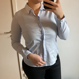 Blå skjorta i 38 - Helt oanvänd skjorta från esmara i stolek 38