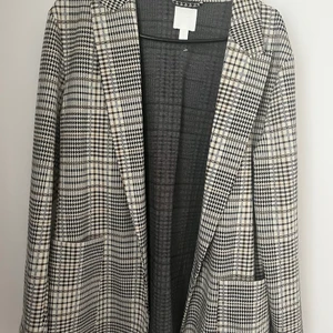 Beige rutig Blazer - En skön bomulls blazer i beige rutigt mönster från H&M. storlek 46 passar en M/L. Mkt fint skick, använd endast en gång.