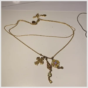 Halsband - Ett jättefint guldhalsband med två kedjor och tre berlocker❤️. Skriv om du har någon fråga :)