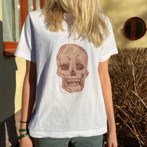 HANDMÅLAD T-SHIRT - Skitsnygg t-shirt med en handmålad dödskalle på 💀 🤍 Modellens längd: 178 cm. Just denna är såld men den går att beställa i valfri storlek & färg! Skriv privat för att beställa 🤍