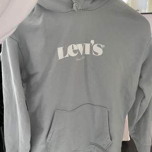 Levi’s hoodie använd fåtal gånger. Bara att skriva om du vill ha flera bilder. Storlek: S, köparen står för frakten💕