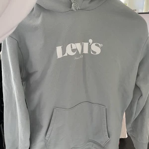 Levi’s hoodie  - Levi’s hoodie använd fåtal gånger. Bara att skriva om du vill ha flera bilder. Storlek: S, köparen står för frakten💕