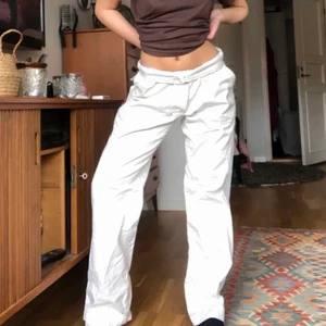 Vita byxor - Vita byxor med snygga bakfickor. Bra skick. Midjemått 78 cm, innerbenslängd 80 cm.💕