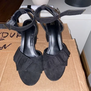 Klackar  - Klackar i storlek 37, använt minst 3 gånger😊