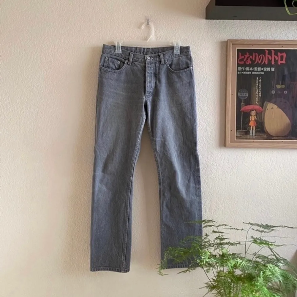 Helmut Lang jeans från 90-talet. Är så otroligt synd men dessa är för små för mig. Sjukt coola jeans från Helmut Langs bästa kollektion. Priset är inte jättehugget i sten.  Dessa går för 2000+ på grailed så det är minst sagt ett fynd. Jeans & Byxor.