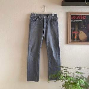 Helmut Lang jeans från 90-talet. Är så otroligt synd men dessa är för små för mig. Sjukt coola jeans från Helmut Langs bästa kollektion. Priset är inte jättehugget i sten.  Dessa går för 2000+ på grailed så det är minst sagt ett fynd