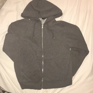 Grå hoodie - Grå hoodie från Monki. Skriv för fler bilder! 