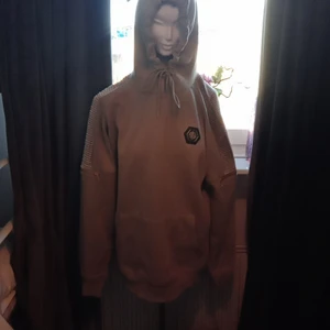 Black Squad hoodie/huvtröja - En grå grön hoodie med luva med snöre och ficka. Ett märke på ena bröstet(vet inte vad det är för märke). Det är typ räfflat på axlarna och under det låsas ficka med dragkedjor. Har gulddetaljer lite har och var. Frakt diskuteras(så jag kommer skriva 90kr på frakt men det diskuteras)
