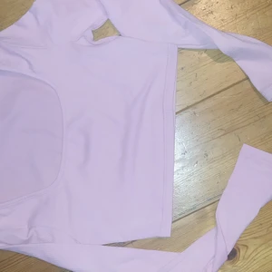 Croppad ribbad tröja XS/S - Storleken är uppskattningsvis. I nyskick! Djur och rökfritt hem. Fraktar eller möts kring sthlm och Kungsängen.