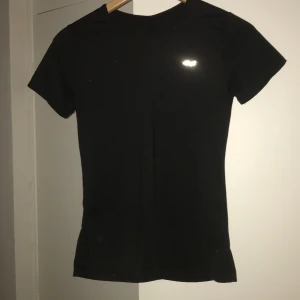 Träningstshirt - Bekväm träningstshirt i polyester och elastan. Stl S, men passar även XS då den är tajtare över bröst och axlar. Säljer pga för liten storlek, använd 2-3ggr. 