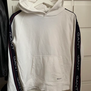 Gant hoddie helt ny S - Gant hoddie helt oanvänd bara testa några gånger min ej min stil bara hängt i garderoben. Är barn storlek 164cm är som en 36 en S i storleken.