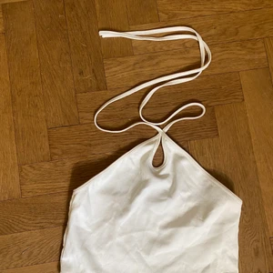 Vitt halterneck linne - Linne från Zara helt oanvänt djup i ryggen, halterneck snörning 