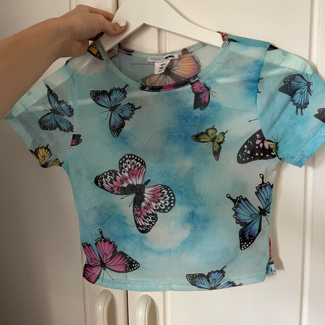 En blå tröja med fjäril mönster  - 90