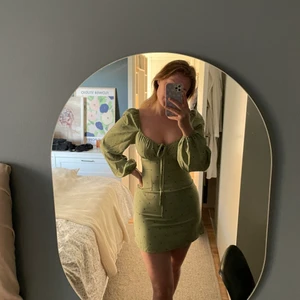 Grön gullig klänning  - Klänning från missguided som aldrig är använd. Tycker den är lite kort på mig som är 170. Storlek 38, den är i bra skick. 