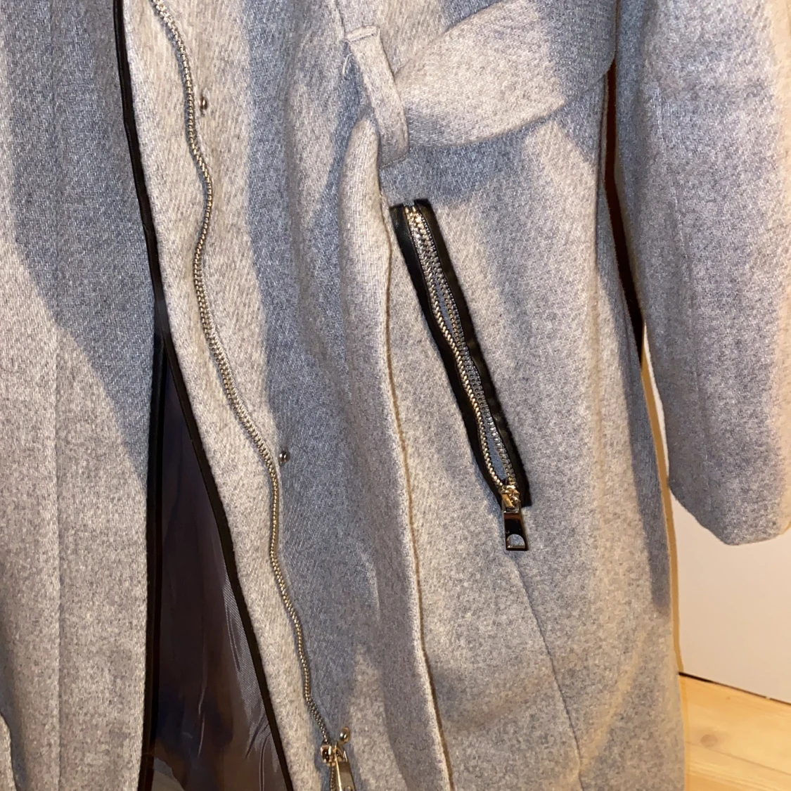 Varm kappa i grått med svarta detaljer  - 91