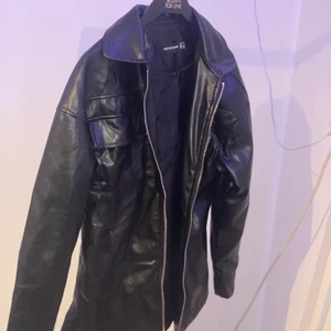 Faux leather jacket - Fake läder jacka från prettylittlething i storlek xs. Perfekt till höst/vår! Använder sällan så därför säljer jag det vidare💕