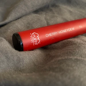 puffbar vape - smak cherry honeydew (körsbär och honungsmelon) 🍈 🍒 . använder ej längre, denna är typ testad 2ggr och innehåller (skulle säga runt 780bloss) ny kostar 190-250kr säljer för 90+ 45kr frakt. innehåller nikotin.