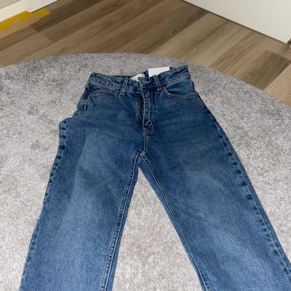 INTRESSKOLL!!Helt nya jeans ifrån HM. Jag har endast provat dom:) Fler bilder kan fås via DM om du är intresserad! Priset är sänkt än del💓. Jeans & Byxor.