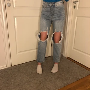 SHEIN Jeans, ljusblå, S - Ett par jeans som ser uppklädda och snygga ut i vardagen med kvadrat liknande hål på knäna, storlek S