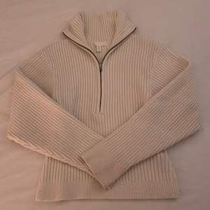 Intressekoll på min half ziped ribbade tröja från H&M. Använd ett fåtal gånger och är i väldigt fint skick. Om jag bestämmer för att sälja står köpare för frakt! (Pris kan diskuteras) 