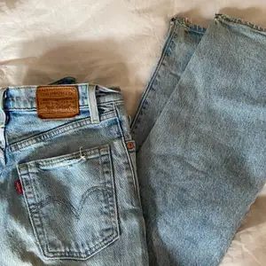 Snygga levis jeans i en rak modell. Bra kvalitet och inga slitningar förutom en liten på fickan som syns på första bilden (: midjemått: 33 cm (tvärs över) och innerbenslängd: 69 cm <3