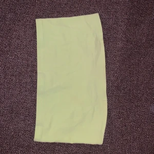 Neon grön/gul bandåtopp fr GinaTricot - Knappt använd och säljer pga för liten, säljs ej längre på Gina