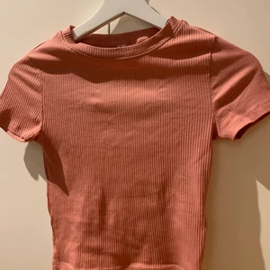 Inget - En tröja från H&M som är för liten för mig (randig) Frakten kostar 25kr 