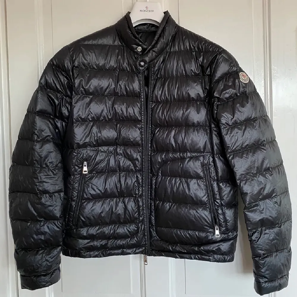 Moncler Acorus Down Jacket i 9/10 skick. Ett väldigt litet hål finns om man kollar riktigt noga. Köpt för 7000:- på på moncler hemsida. Box, kvitto och tags finns kvar. . Jackor.