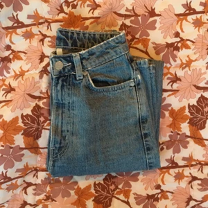 Weekday ROW jeans  - Jeans från weekday i modellen ROW med hög midja och raka ben. Snygg ljusblå färg och slitningar på kanterna (se sista bilden). Skriv för fler bilder.☺️ Kan mötas upp i Göteborg eller frakta! 🤠🌻