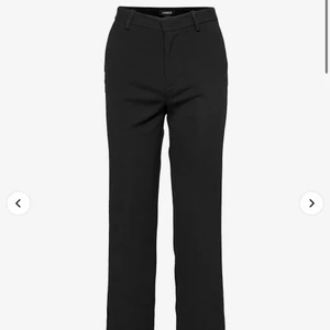 Svarta kostymbyxor  - Säljer mina svarta kostymbyxor från Lindex i modellen fiona. Kom privat för mer info och bilder, köparen står för frakten 💕