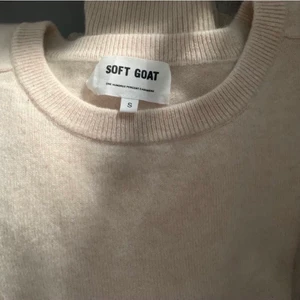 Soft goat tröja - Så fin kashmirtröja från Soft goat i fint skick! Det är storlek M men den passar även mig som brukar ha XS-S💕 Pris kan diskuteras vid snabb affär