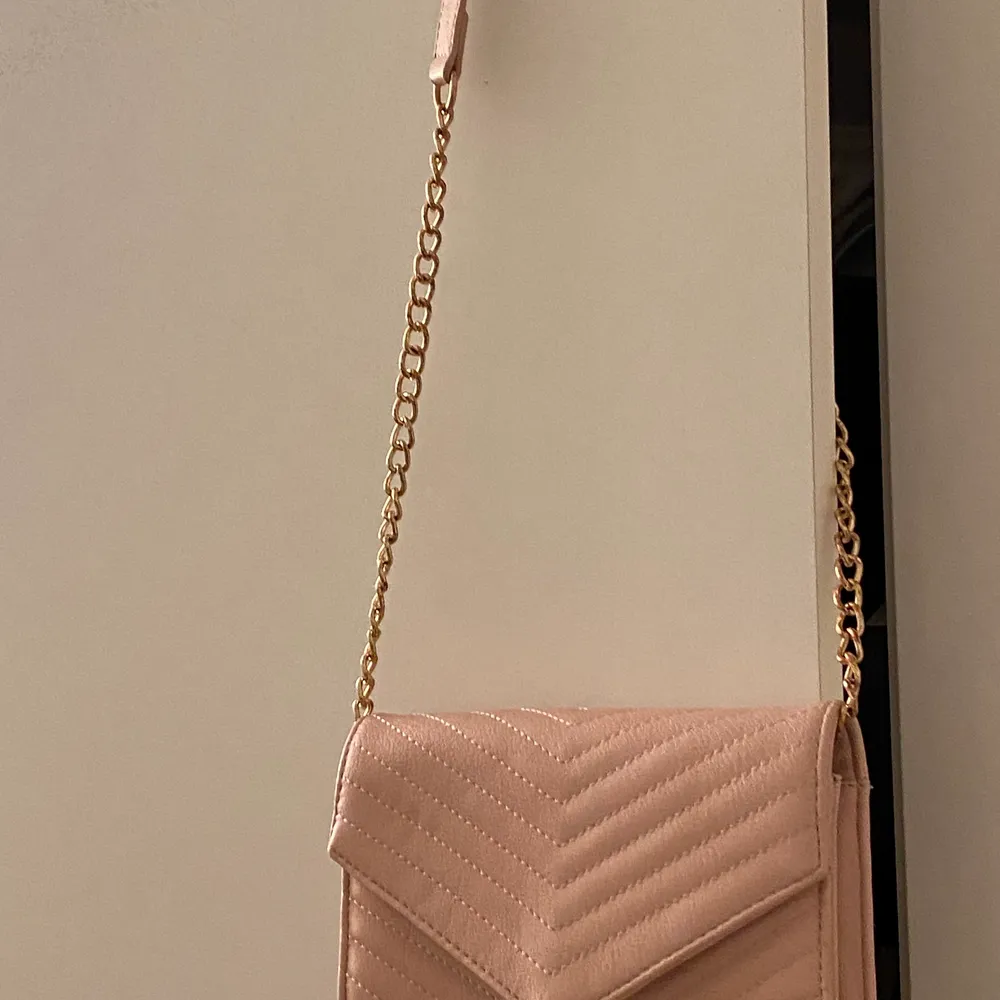 Detta är en väldigt fin rosa väska från hm!! Använd få antal gånger och är i bra skick<3. Väskor.