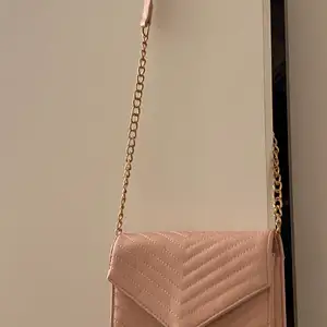 Detta är en väldigt fin rosa väska från hm!! Använd få antal gånger och är i bra skick<3