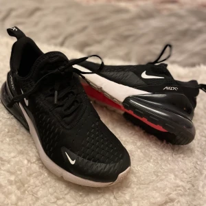 Nike air 270 - Nike air 270 varsamt använda. Storlek 38,5 passar mig som har 37/38 i storlek.