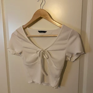 Topp - En vanlig vit topp ifrån Shein som har aldrig varit i användning i storlek S.